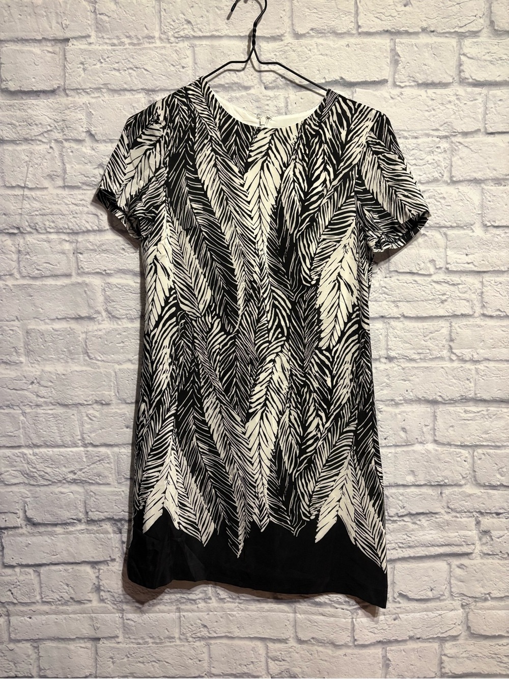 Club Monaco SILK Black and White Feather-Print Short Sleeve Dress 00